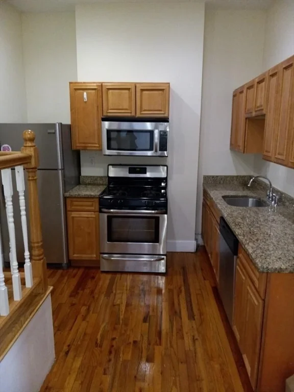 7 bed, 3 bath apartment for rent at 227 Roxbury St Unit 2, Roxbury — photo 2 of 23