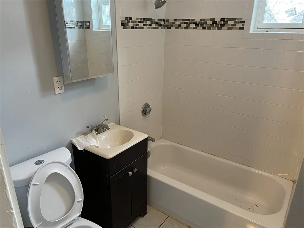 7 bed, 3 bath apartment for rent at 227 Roxbury St Unit 2, Roxbury — photo 16 of 23