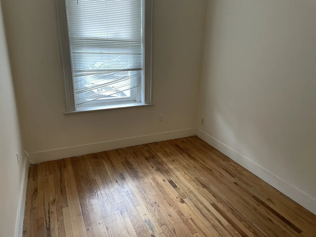 7 bed, 3 bath apartment for rent at 227 Roxbury St Unit 2, Roxbury — photo 8 of 23