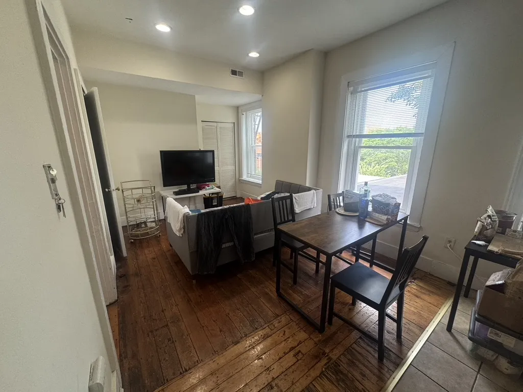 3 bed, 1 bath apartment for rent at 227 Roxbury St Unit 227#4, Roxbury — photo 2 of 7