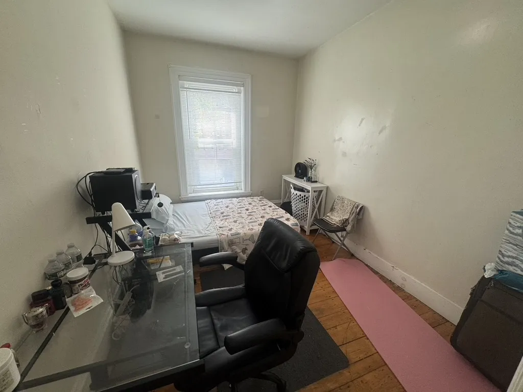 3 bed, 1 bath apartment for rent at 227 Roxbury St Unit 227#4, Roxbury — photo 5 of 7