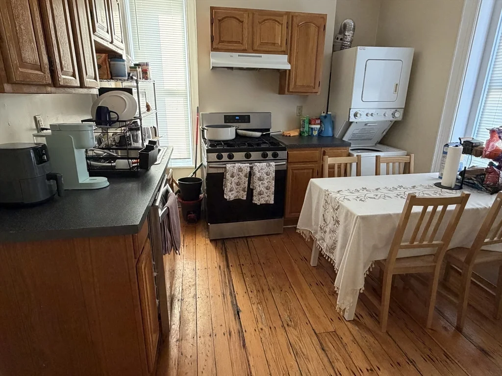 3 bed, 1 bath apartment for rent at 227 Roxbury St Unit 3, Roxbury — photo 2 of 12