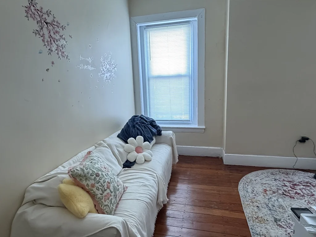 3 bed, 1 bath apartment for rent at 227 Roxbury St Unit 3, Roxbury — photo 5 of 12
