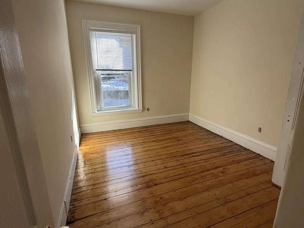 3 bed, 1 bath apartment for rent at 227 Roxbury St Unit 4, Roxbury — photo 4 of 7