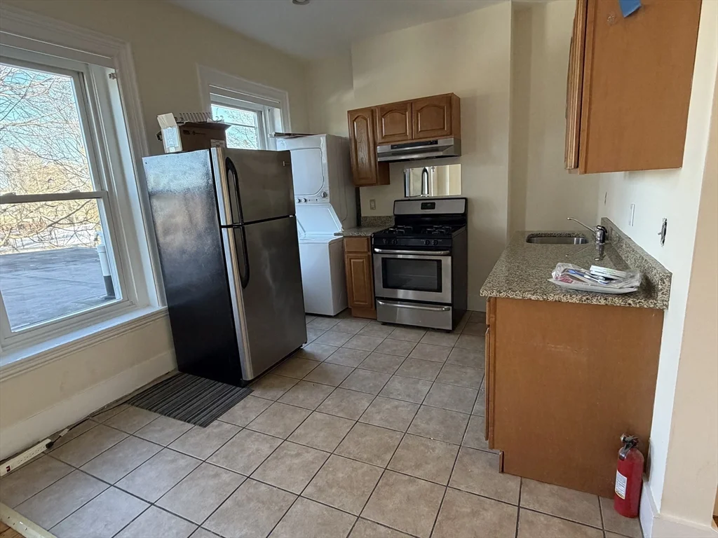 3 bed, 1 bath apartment for rent at 227 Roxbury St Unit 4, Roxbury — photo 2 of 7