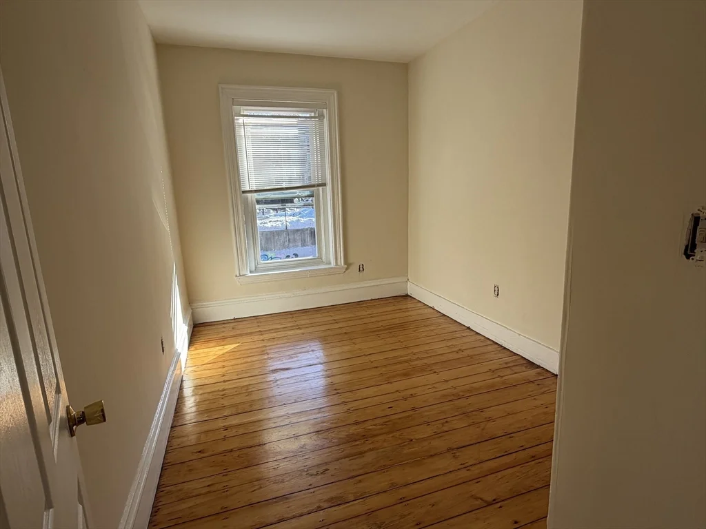 3 bed, 1 bath apartment for rent at 227 Roxbury St Unit 4, Roxbury — photo 5 of 7