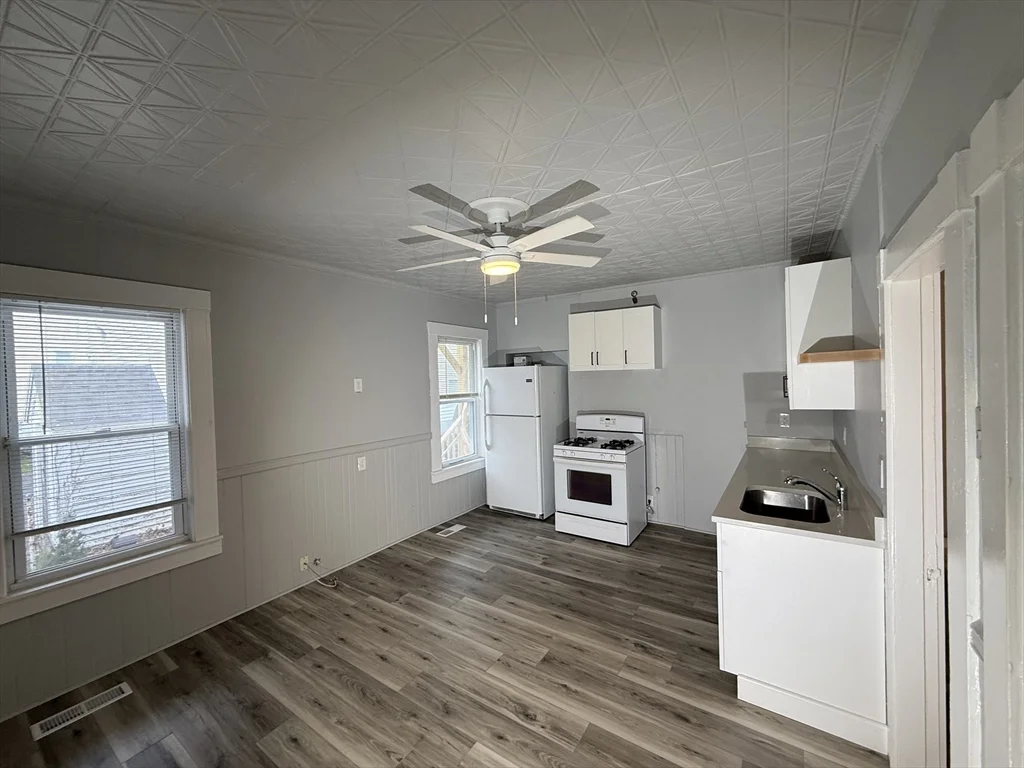 1 bed, 1 bath apartment for rent at 227 White St Unit F1-R, Pawtucketville — photo 5 of 11