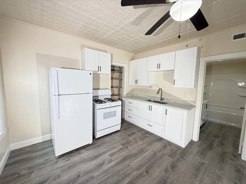 1 bed, 1 bath apartment for rent at 227 White St Unit F2-R, Pawtucketville — photo 3 of 10