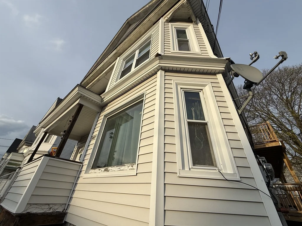 1 bed, 1 bath apartment for rent at 227 White St Unit F2-R, Pawtucketville — photo 1 of 10