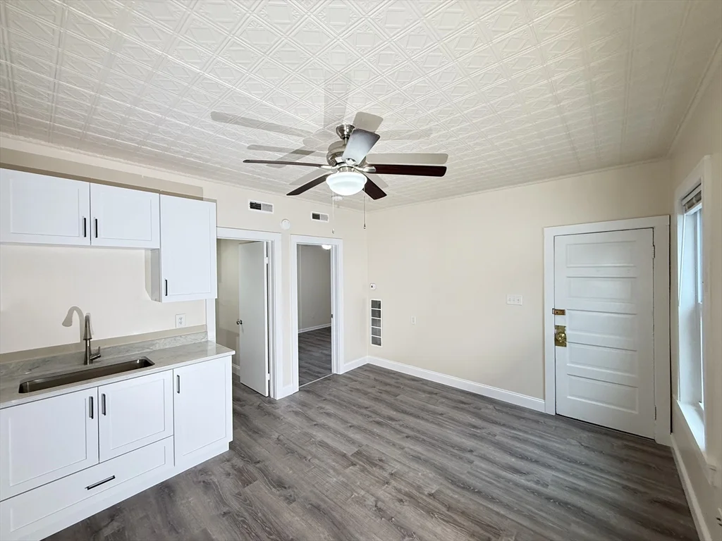 1 bed, 1 bath apartment for rent at 227 White St Unit F2-R, Pawtucketville — photo 2 of 10