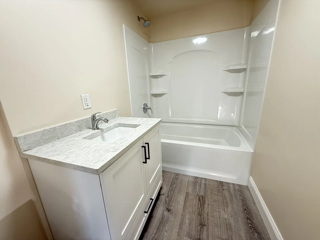 1 bed, 1 bath apartment for rent at 227 White St Unit F2-R, Pawtucketville — photo 6 of 10