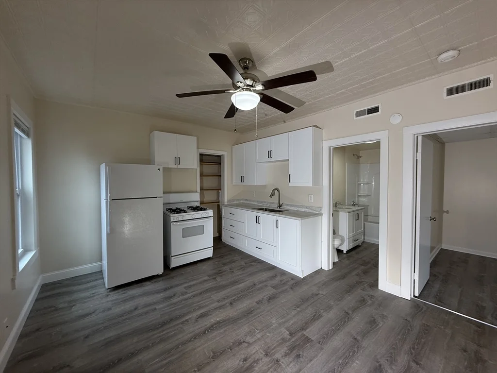 1 bed, 1 bath apartment for rent at 227 White St Unit F2-R, Pawtucketville — photo 4 of 10