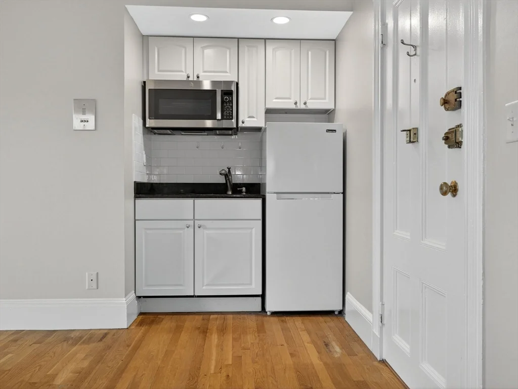 1 bed, 1 bath apartment for rent at 228 Newbury St Unit 31, Back Bay — photo 3 of 7