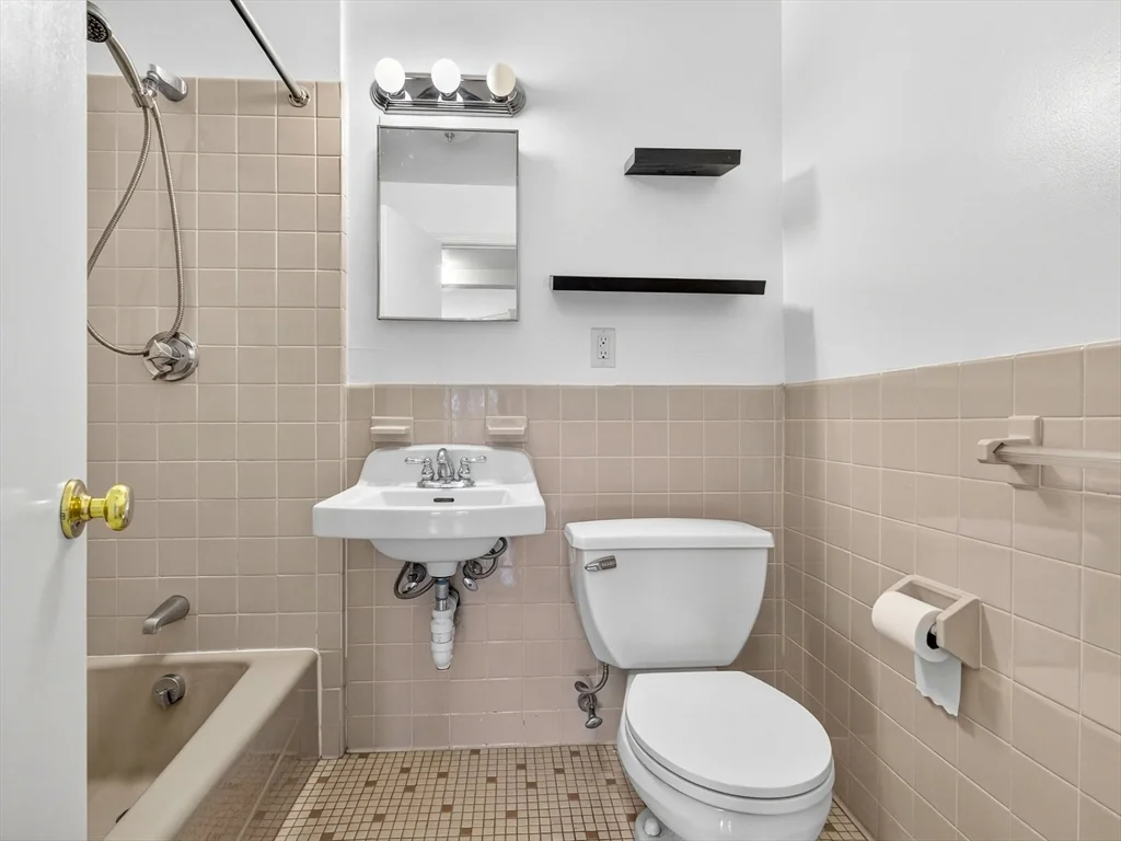 1 bed, 1 bath apartment for rent at 228 Newbury St Unit 31, Back Bay — photo 5 of 7