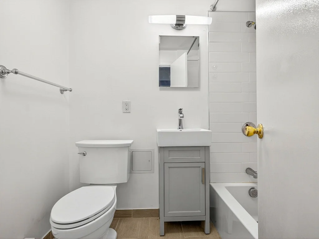 1 bed, 1 bath apartment for rent at 228 Newbury St Unit 42, Back Bay — photo 8 of 10