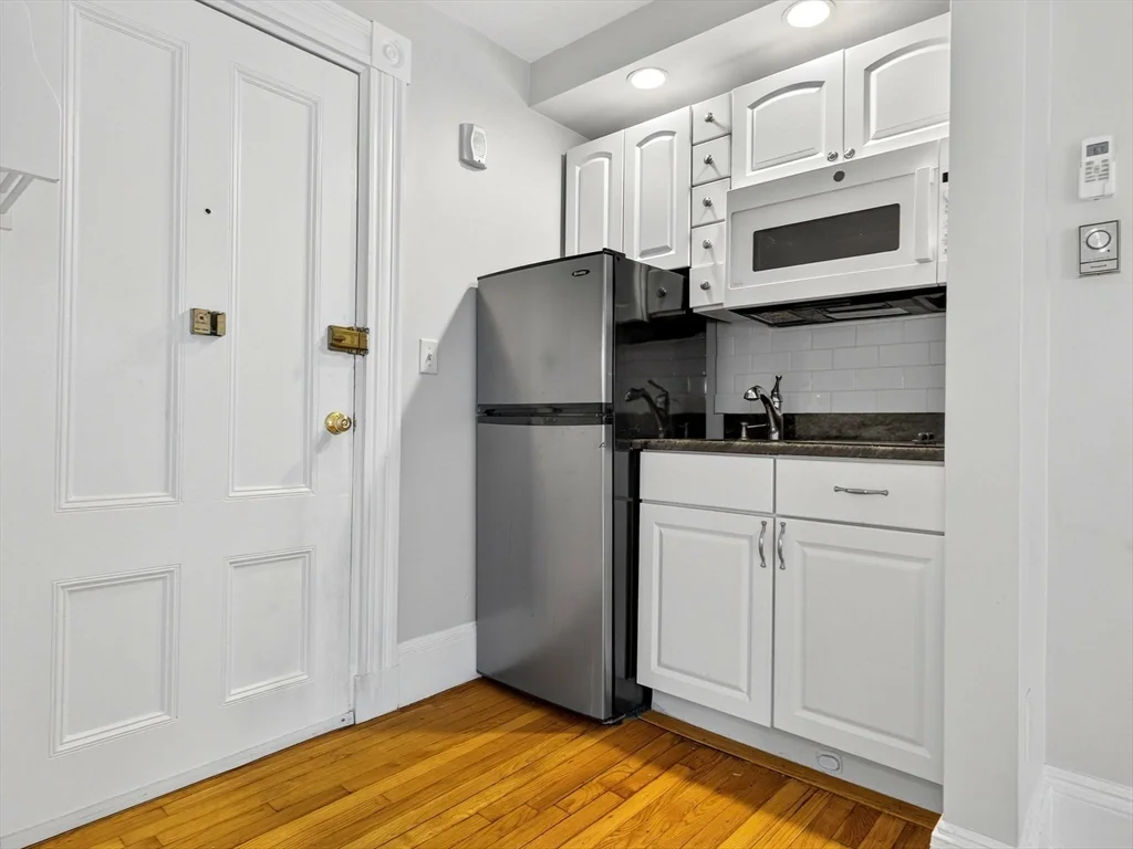 1 bed, 1 bath apartment for rent at 228 Newbury St Unit 42, Back Bay — photo 3 of 10