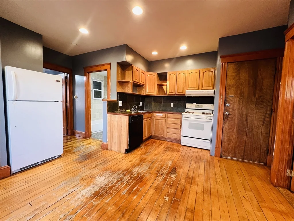 2 bed, 1 bath apartment for rent at 229 Ames St Unit 2W, Brockton — photo 4 of 8