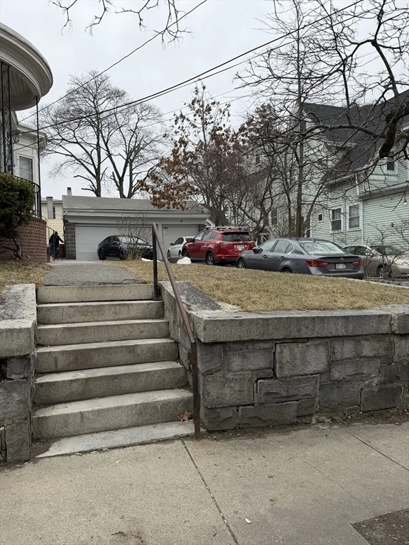 3 bed, 1 bath apartment for rent at 229 Jackson St Unit 1, Lawrence — photo 3 of 22