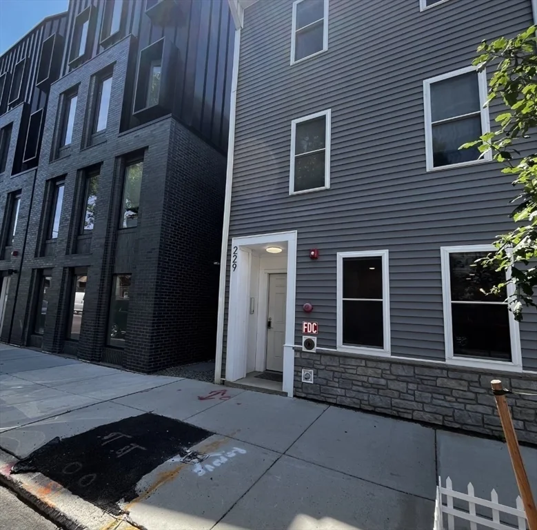 2 bed, 2 bath apartment for rent at 229 Maverick Unit 1, East Boston — photo 19 of 20