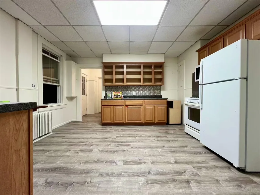 3 bed, 1 bath apartment for rent at 229 South St Unit A, Waltham — photo 2 of 12