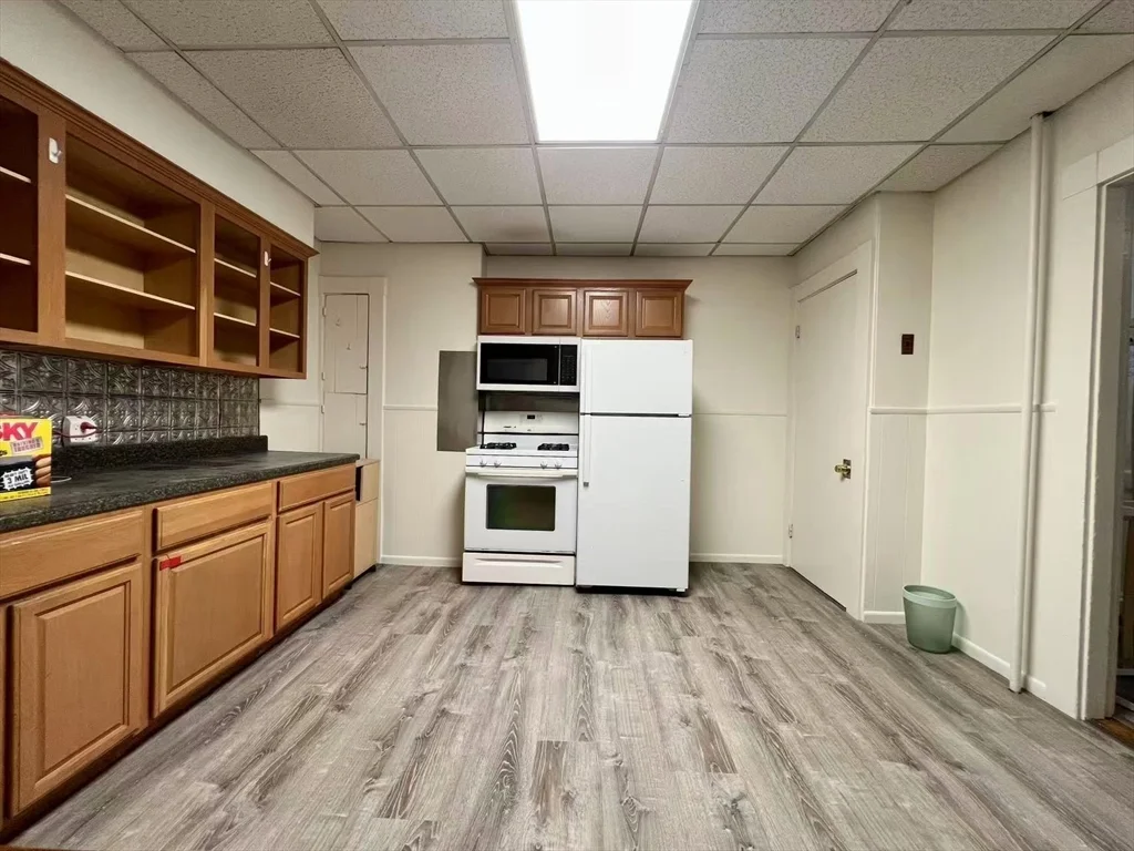 3 bed, 1 bath apartment for rent at 229 South St Unit A, Waltham — photo 4 of 12