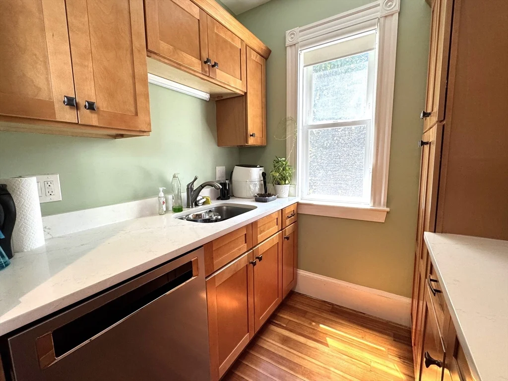 4 bed, 1 bath apartment for rent at 23-25 Fuller St Unit 1, Waltham — photo 6 of 28