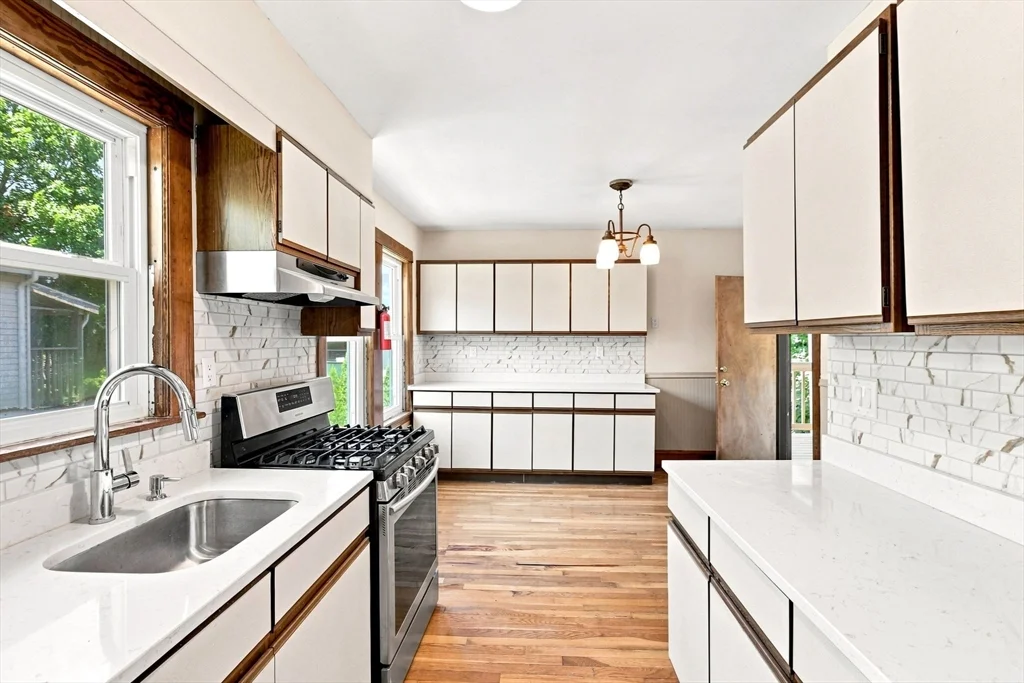 4 bed, 2 bath apartment for rent at 23-25 Suncrest Rd Unit 2, Hyde Park — photo 3 of 33