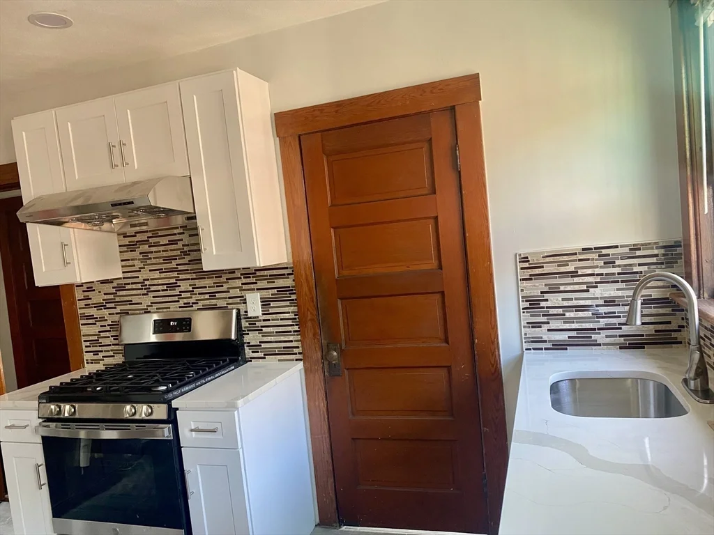 3 bed, 1.5 bath apartment for rent at 23-25 Windsor St Unit 25, Arlington — photo 2 of 21