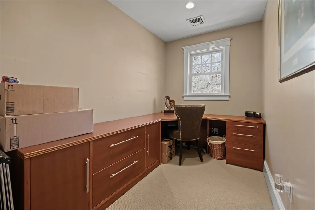 5 bed, 2 bath apartment for rent at 23 Albert St, Waltham — photo 27 of 35