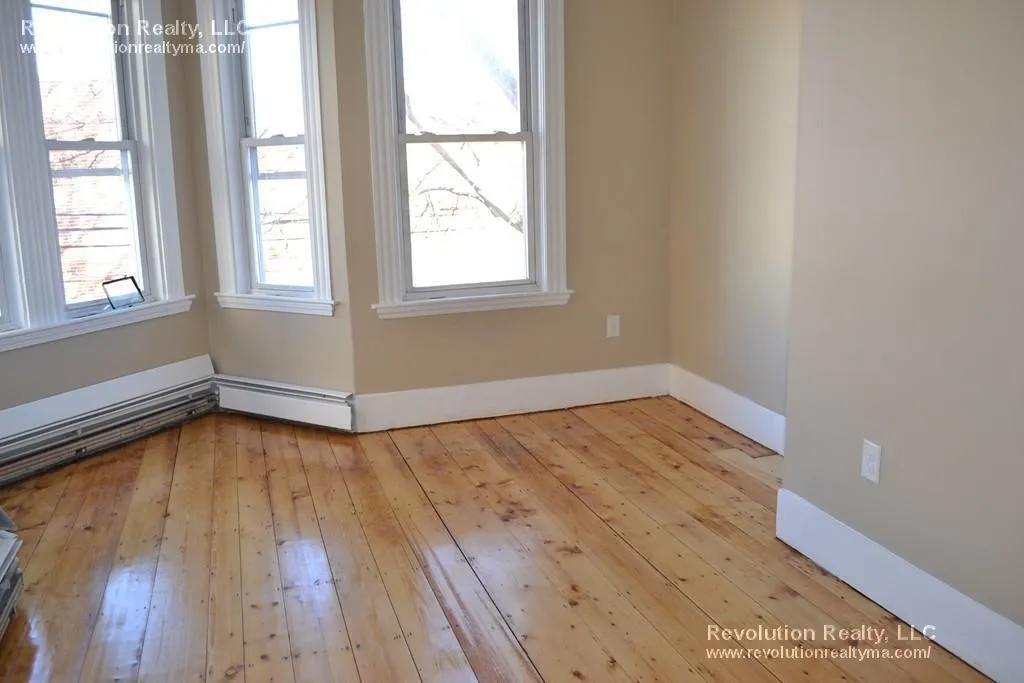4 bed, 2 bath apartment for rent at 23 Alston St Unit 2, East Somerville — photo 5 of 8