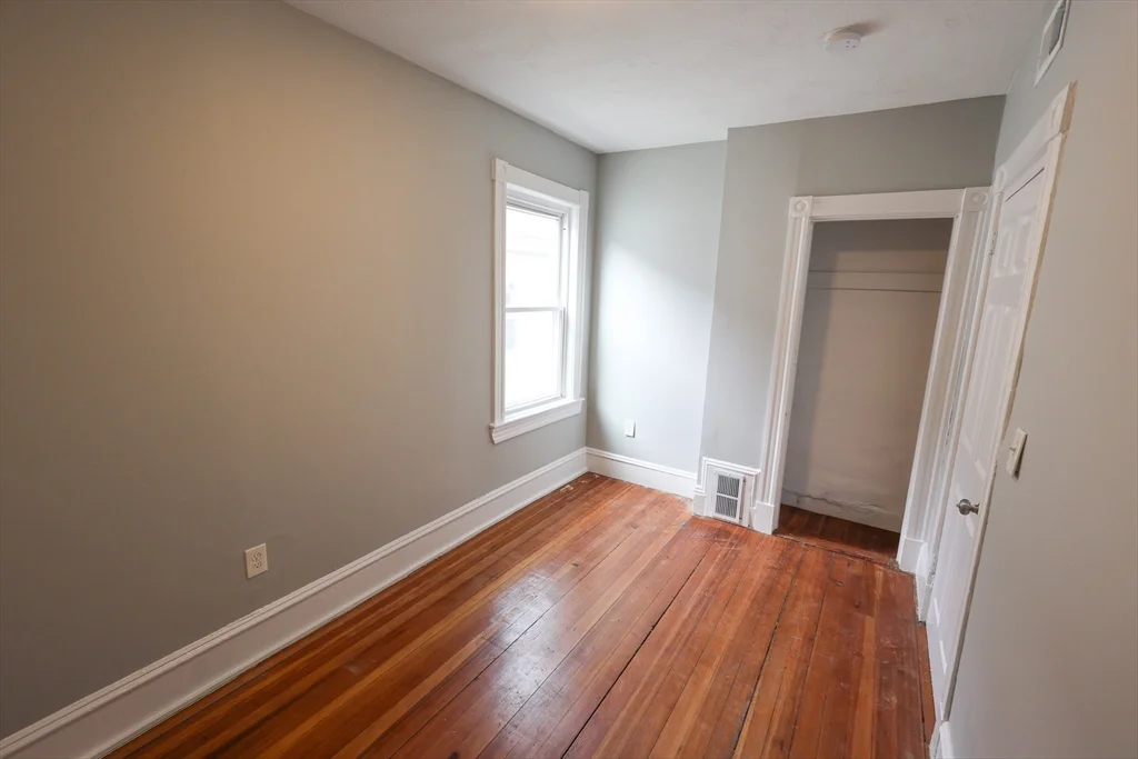 5 bed, 1 bath apartment for rent at 23 Barry St Unit 3, Dorchester — photo 6 of 8