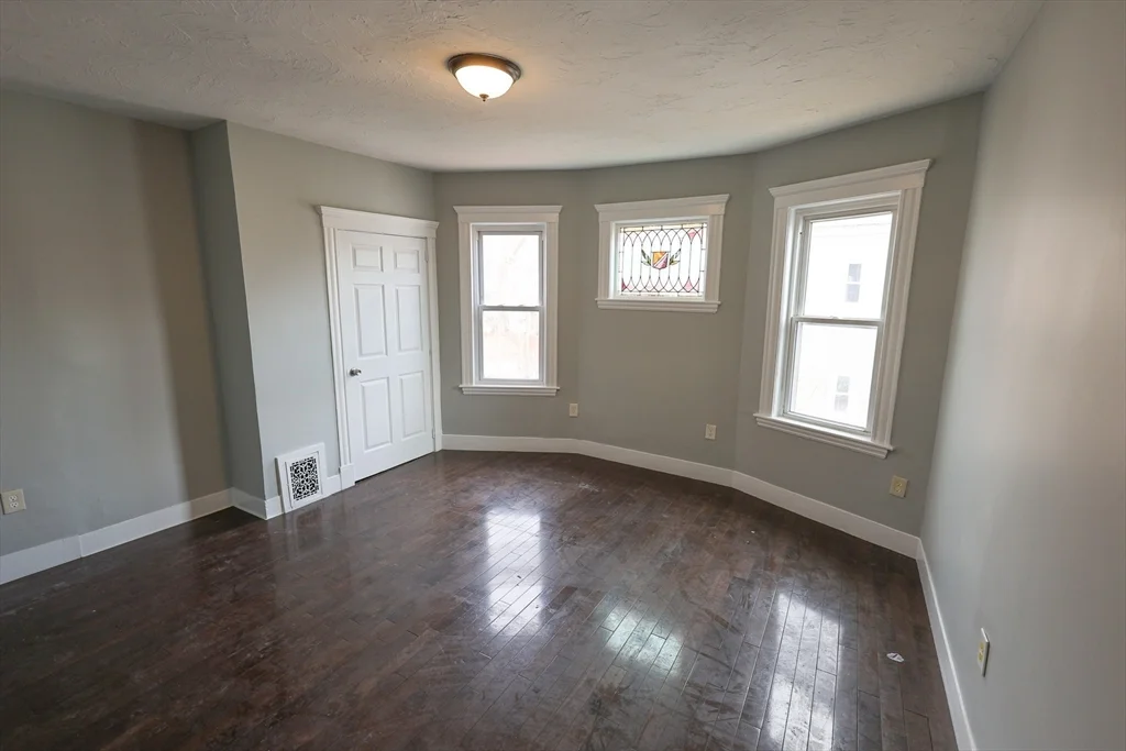 5 bed, 1 bath apartment for rent at 23 Barry St Unit 3, Dorchester — photo 2 of 8