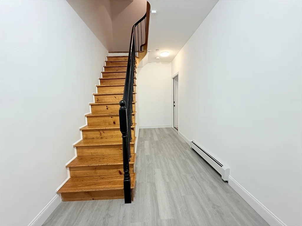 3 bed, 1 bath apartment for rent at 23 Bellevue Unit 2, Worcester — photo 3 of 19