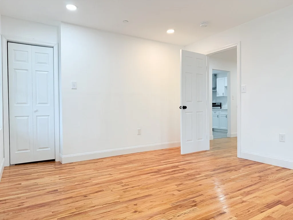 4 bed, 1 bath apartment for rent at 23 Bellevue Unit 3, Worcester — photo 8 of 26
