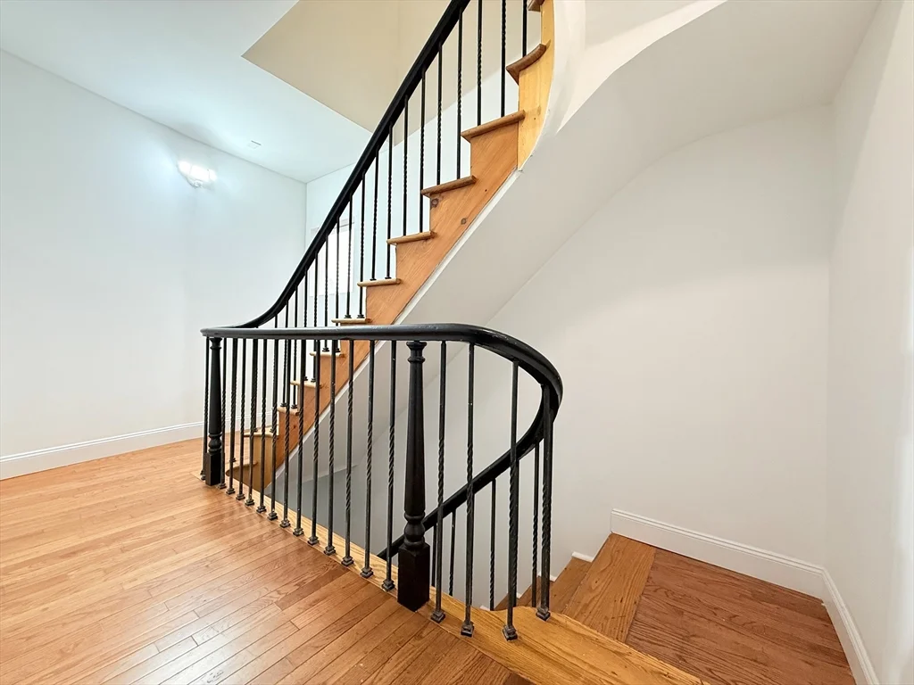 4 bed, 1 bath apartment for rent at 23 Bellevue Unit 3, Worcester — photo 4 of 26