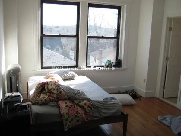 4 bed, 2 bath apartment for rent at 23 Cummings Rd Unit 6, Brighton — photo 2 of 3