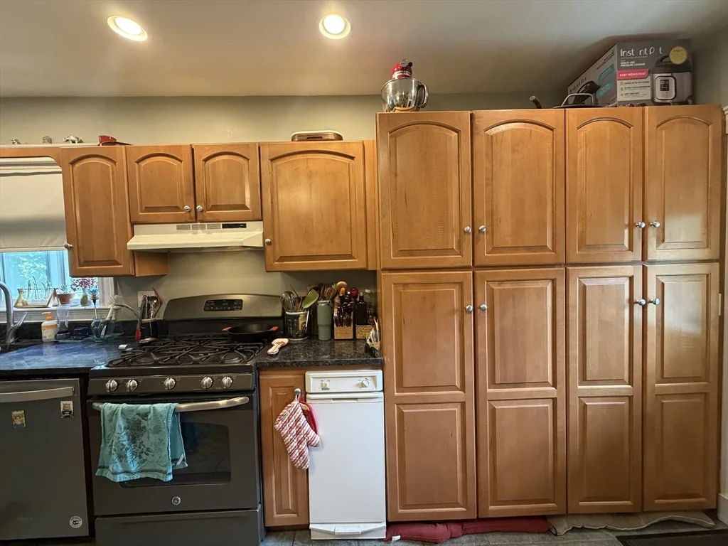 2 bed, 1 bath apartment for rent at 23 Derby Rd Unit 1, Nonantum — photo 6 of 25