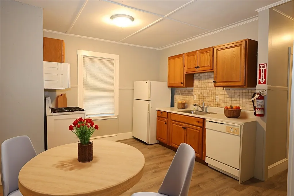 3 bed, 1 bath apartment for rent at 23 Des Moines Rd Unit 2, Quincy — photo 4 of 22