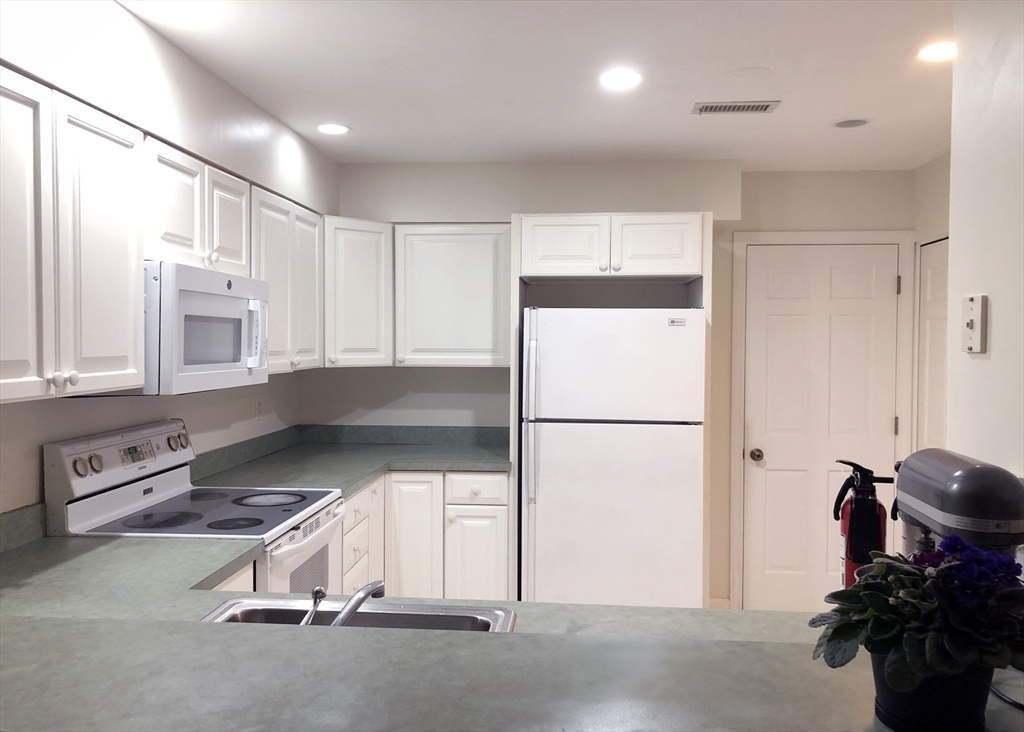 3 bed, 2.5 bath apartment for rent at 23 Drummer Boy Way Unit 23, Lexington — photo 2 of 16