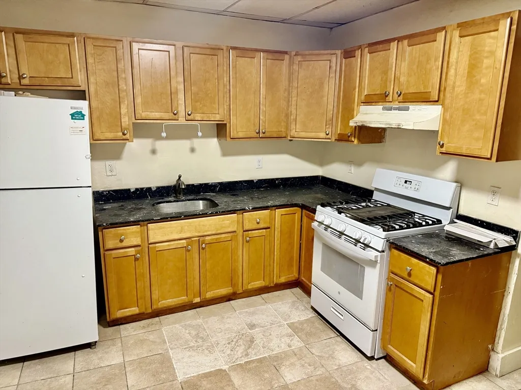 2 bed, 1 bath apartment for rent at 23 Echo Grove Unit 2, Lynn — photo 3 of 7