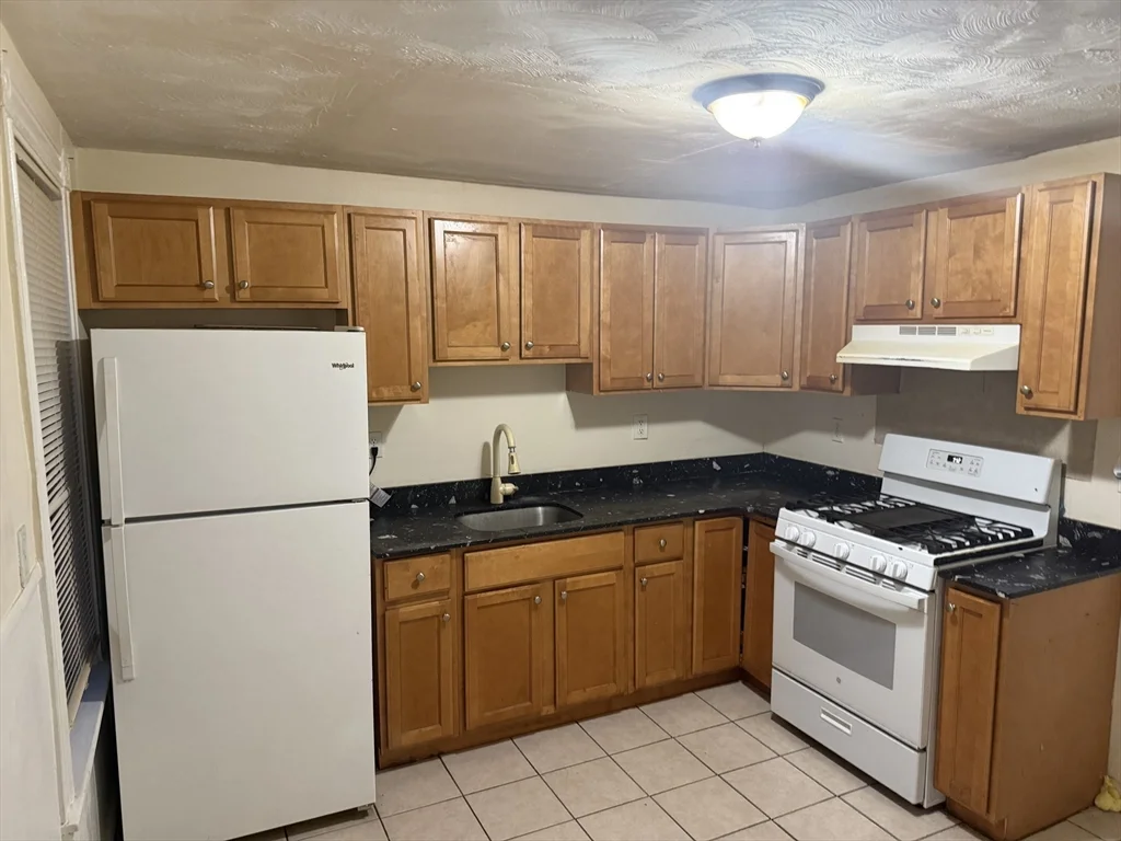 2 bed, 1 bath apartment for rent at 23 Echo Grove Unit 3, Lynn — photo 3 of 13