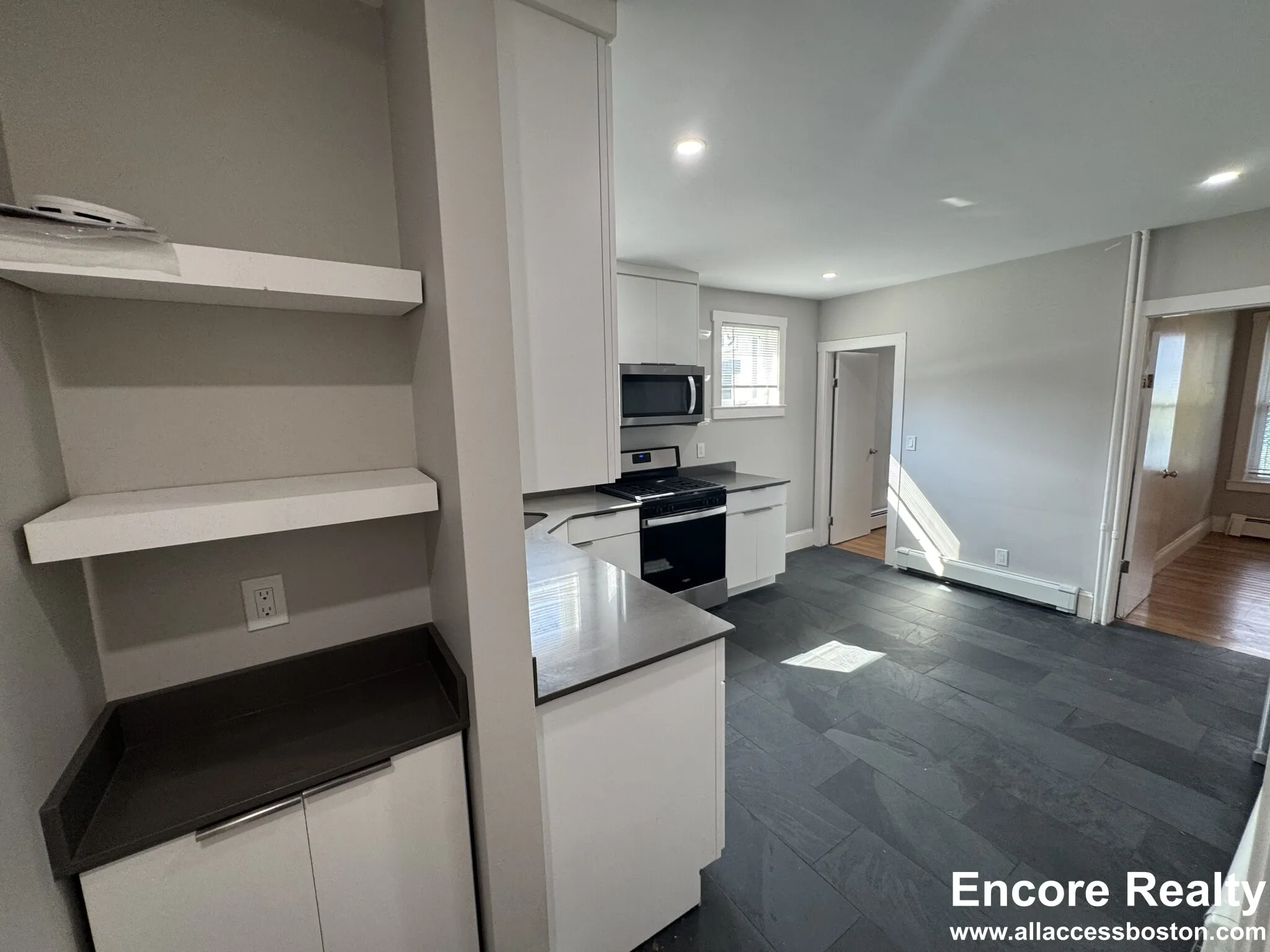 2.5 bed, 1 bath apartment for rent at 23 Elmer St Unit 1M, Riverside — photo 3 of 15