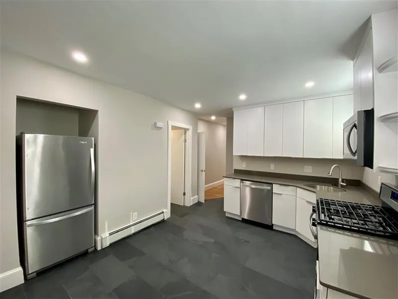 3 bed, 1 bath apartment for rent at 23 Elmer St Unit 2, Riverside — photo 3 of 17