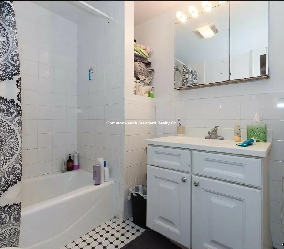 4 bed, 2 bath apartment for rent at 23 Glenville Ave Unit 23, Allston — photo 4 of 30