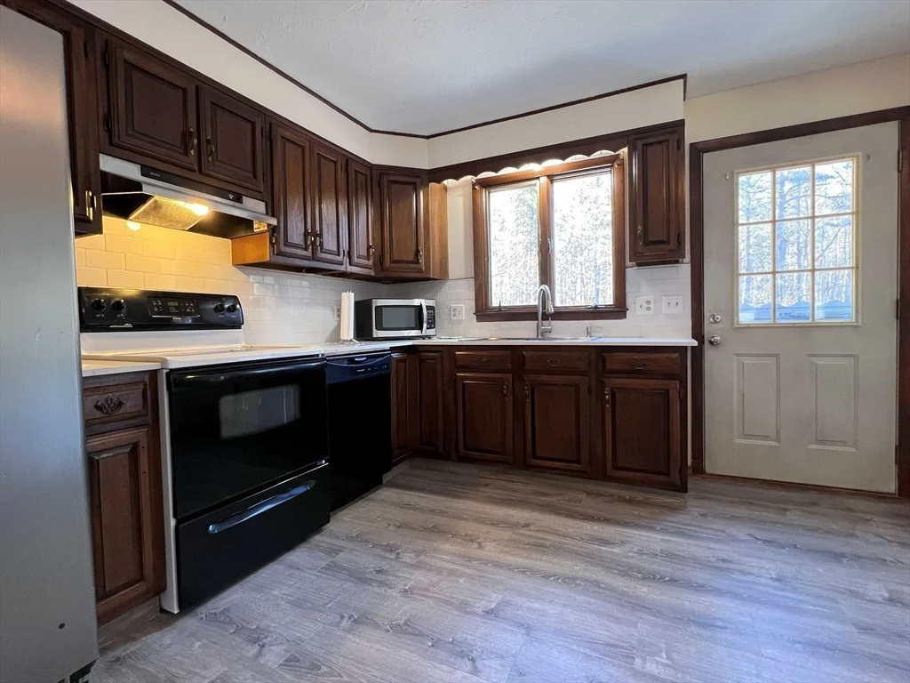 3 bed, 2 bath apartment for rent at 23 Hospital Rd, Templeton — photo 6 of 20
