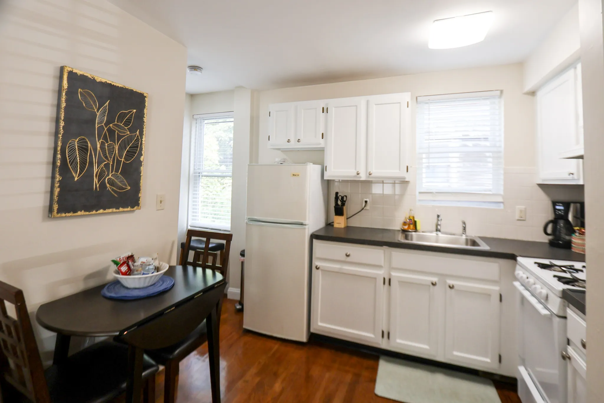 2 bed, 1.5 bath apartment for rent at 23 Jay St Unit 3, Riverside — photo 4 of 17