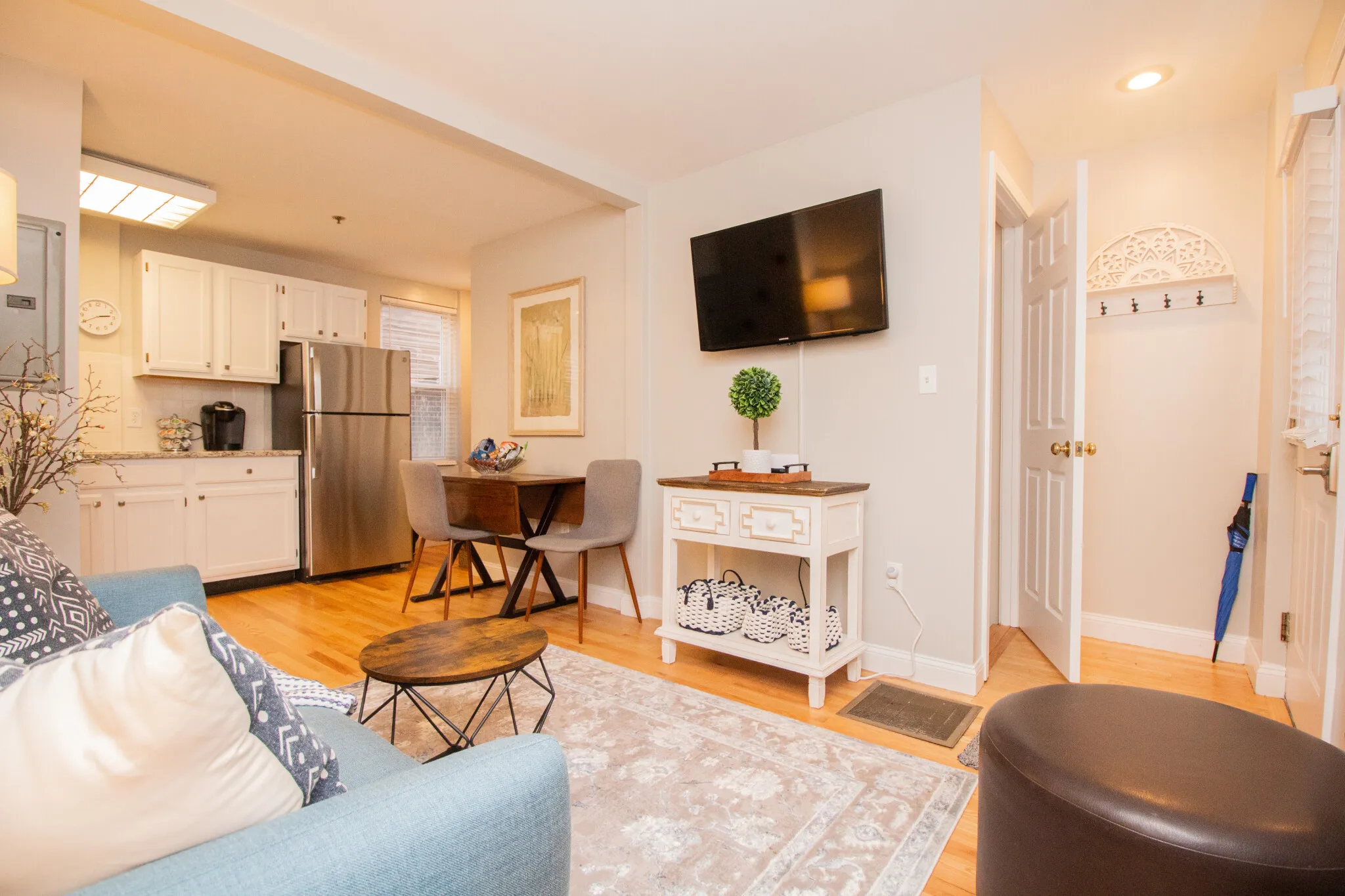 2 bed, 1.5 bath apartment for rent at 23 Jay St Unit B, Riverside — photo 1 of 37