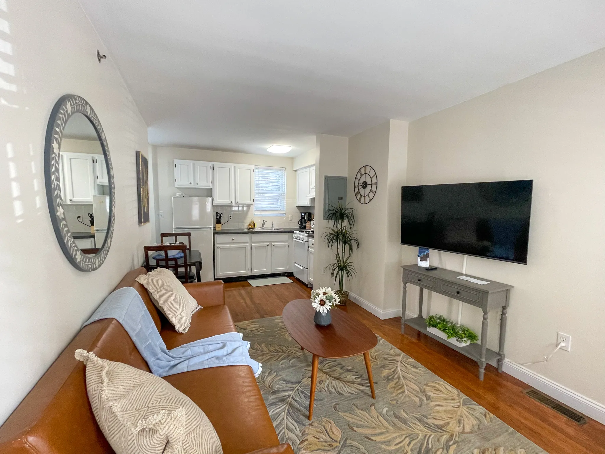 2 bed, 1.5 bath apartment for rent at 23 Jay St Unit C, Riverside — photo 2 of 17