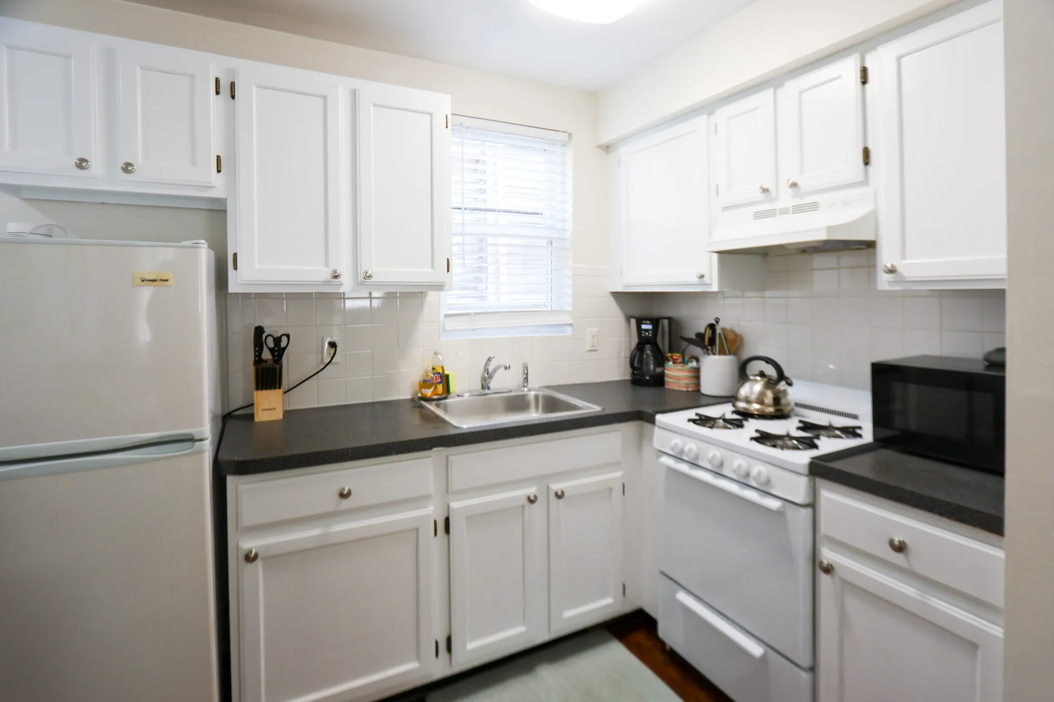 2 bed, 1.5 bath apartment for rent at 23 Jay St Unit C, Riverside — photo 5 of 17