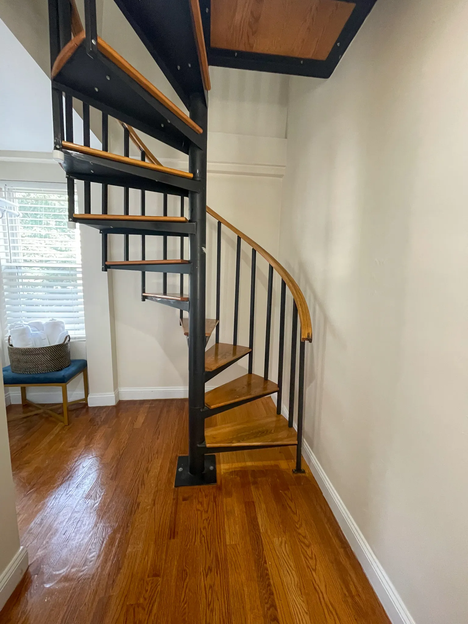 2 bed, 1.5 bath apartment for rent at 23 Jay St Unit C, Riverside — photo 11 of 17